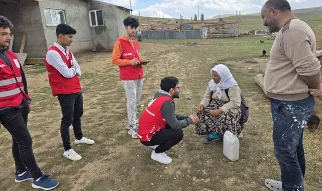 Kızılay gönüllüleri Diyadin'de ihtiyaç sahibi ailelerin umudu oluyor