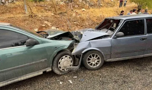 Adıyaman'da iki otomobil kafa kafaya çarpıştı: 4 yaralı