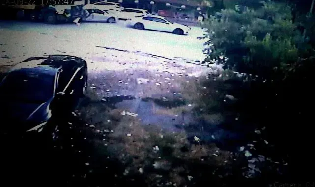 Freni patlayan hafriyat kamyonunun araçları biçtiği anlar kamerada