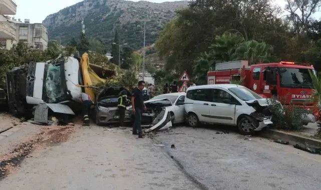 Hatay'da hafriyat kamyonu 7 aracı biçti: Yaralılar var