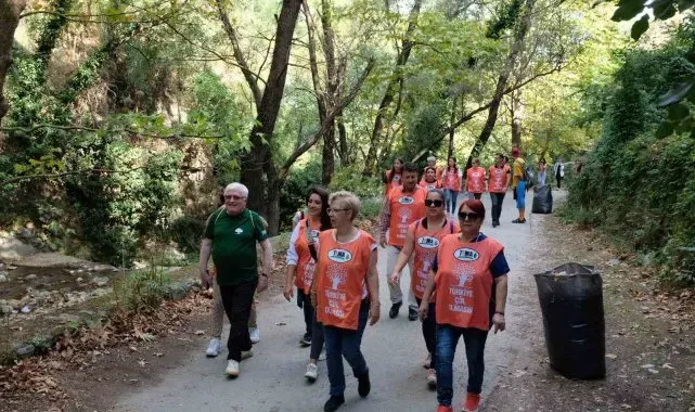 Dünya Temizlik Günü'nde doğada 2 kamyon çöp topladılar