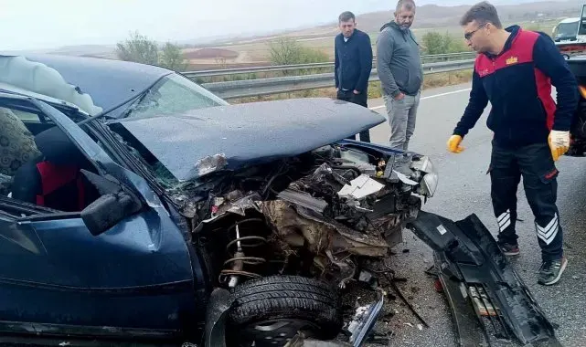 Otomobil çekiciye çarptı: 4 yaralı