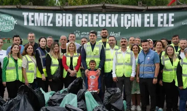 Ataşehir'de çevreci hareket: Başkan Adıgüzel ve çevreciler parkta buluşup çöpleri topladı