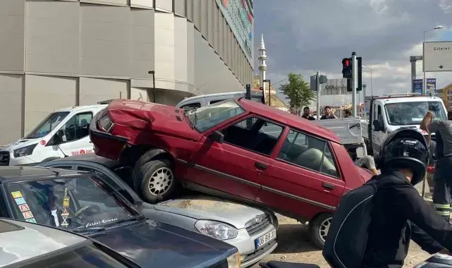 Ankara'da kontrolden çıkan araç çarptığı otomobilin üstünde asılı kaldı