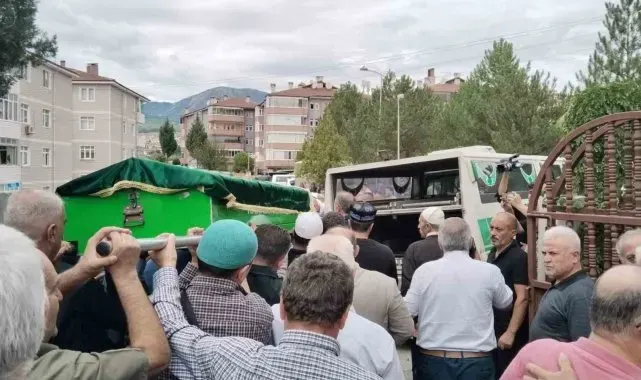 İlahiyatçı Mustafa Karataş'ın annesi son yolculuğuna uğurlandı