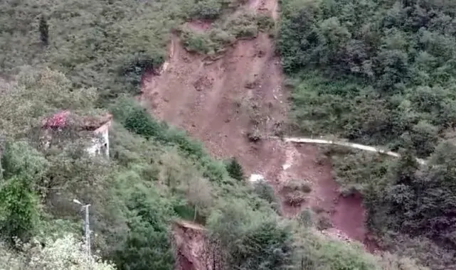 Trabzon'daki şiddetli yağışlar sonrasında Arsin ilçesi Güneyce mahallesinde heyelan tehdidi