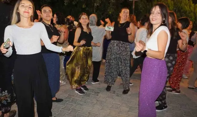 Balıkesir'de kadın muhtarın şalvar eğlencesi yoğun ilgi gördü