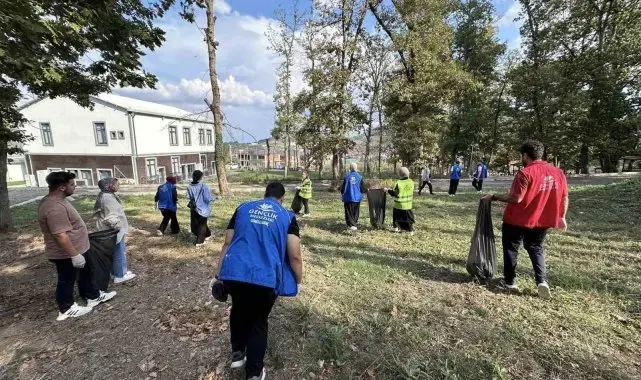 Gençler temiz dünya, sağlıklı gelecek için çöp topladı