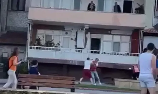 Bursa'da evinin önüne motosikletini çeken motokurye ile böyle kavga ettiler