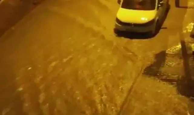İstanbul'da sağanak etkili oldu, yollar dereye döndü