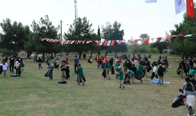 Gebze'de öğrenciler yere atılan çöpleri toplayarak farkındalık oluşturdu