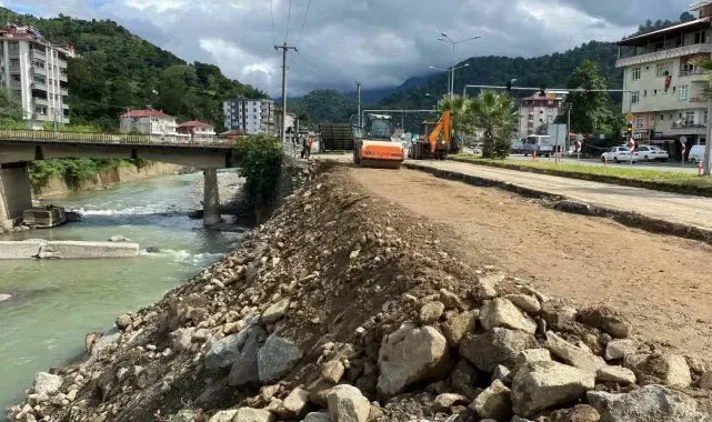 Hopa-Artvin karayolunda heyelan nedeniyle yaşanan çökmenin ardından çalışmalar sürüyor
