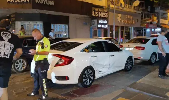 Manavgat'ta iki otomobil kavşakta çarpıştı, bir sürücü ehliyetsiz çıktı