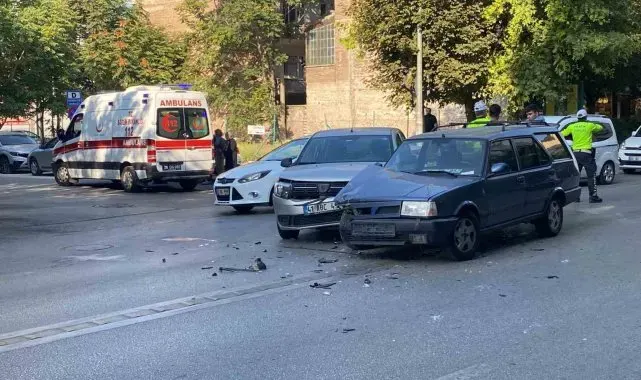 Caddenin sokakla kesişiminde 2 otomobil çarpıştı: 1 yaralı