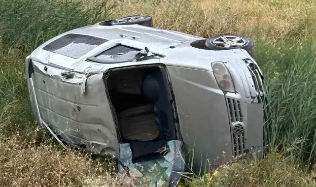 Hakkari'de hafif ticari araç takla attı: 2'si çocuk 4 yaralı