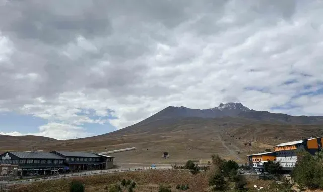 Erciyes' mevsimin ilk karı yağdı