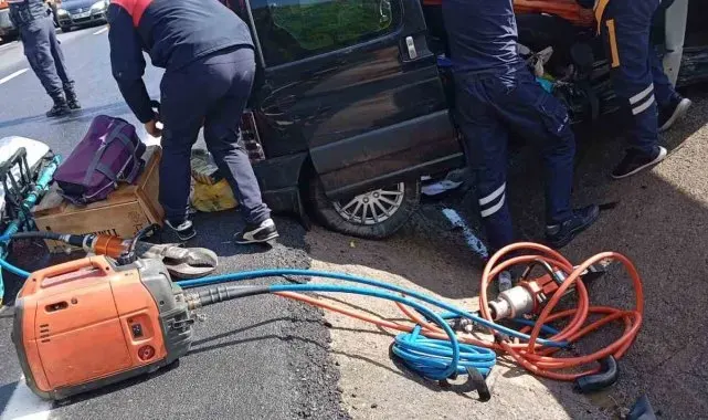 Direksiyon hakimiyetini kaybeden sürücü refüje çarptı; 2 yaralı