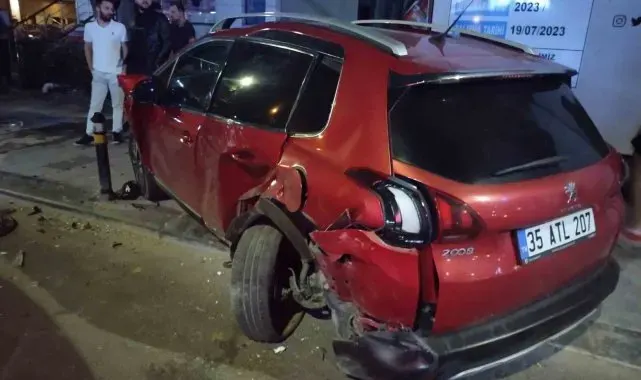 Kadıköy'de kontrolden çıkan otomobil park halindeki araçlara çarptı: 4 yaralı