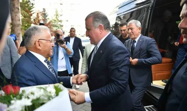 Bakan Bak'tan Başkan Büyükkılıç'a: "Şehrin ağabeyisiniz"