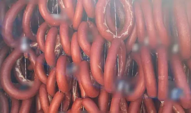 Antalya'da halk sağlığını tehdit eden 2,4 ton sucuk imha edildi