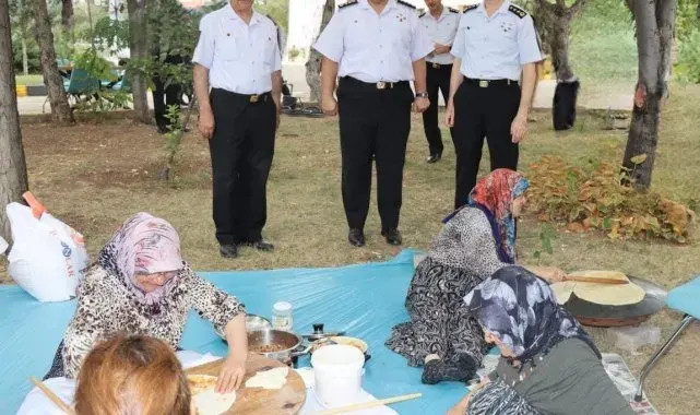 Şehit anneleri, yaptıkları gözlemeleri jandarma personeline ikram etti
