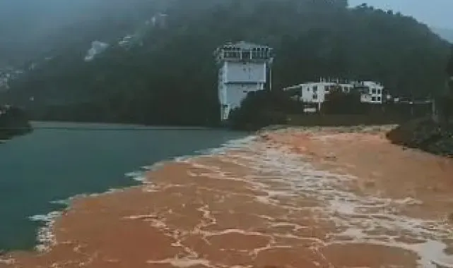 Artvin'de şiddetli yağış sonrası taşan dereler Çoruh nehriyle böyle buluştu