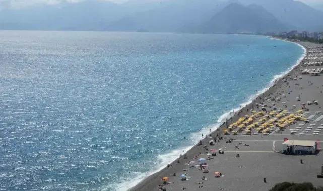 Antalya'da tatilciler dalgalarla keyifli dakikalar yaşadı