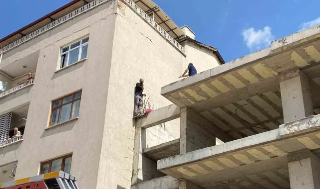 Dördüncü kattan atlamak isteyen şahıs ekipler tarafından ikna edildi