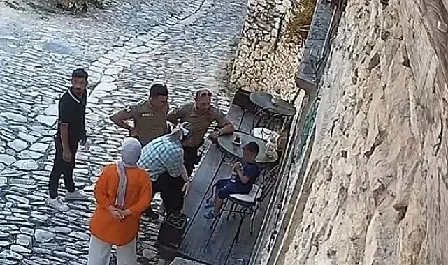 Kayıp Aras'a anne şefkati: Polis gelene kadar başından ayrılmadı
