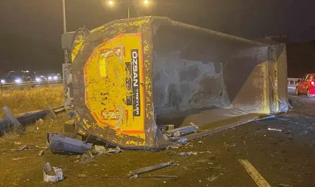 Ankara Çevre Yolu'nda kontrolden çıkan tır refüje çarpıp devrildi