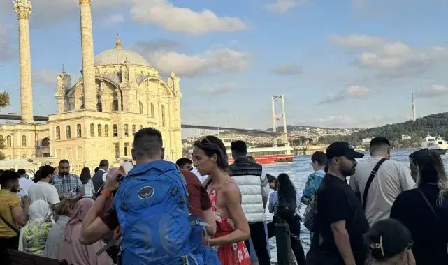 Halat üzerinde 15 Temmuz Köprüsü'nü geçen atleti vatandaşlar ilgiyle izledi