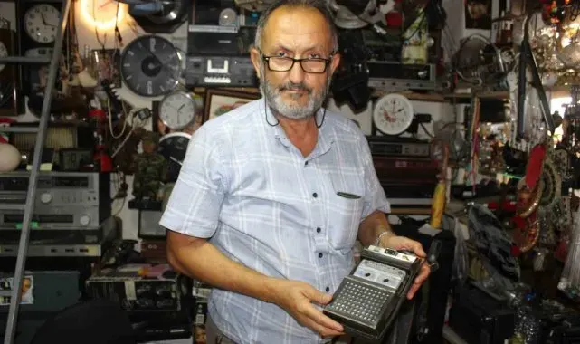 Tozlu raflarda meraklısını bekliyor