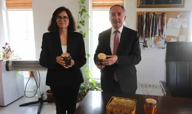 AİÇÜ'de üretilen ilk balın hasadı yapıldı