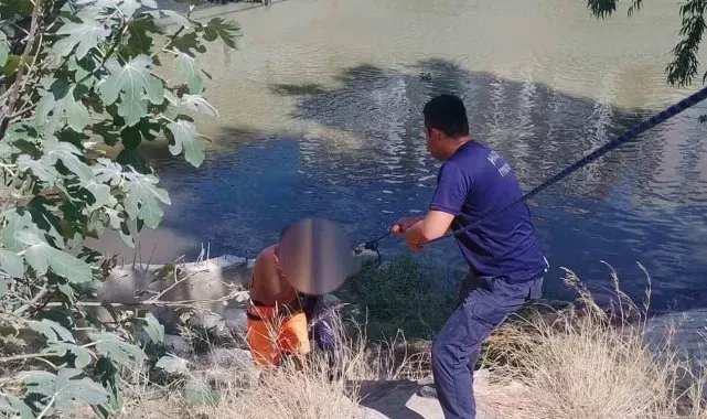 Asi nehri kenarında mahsur kalan vatandaşı itfaiye kurtardı