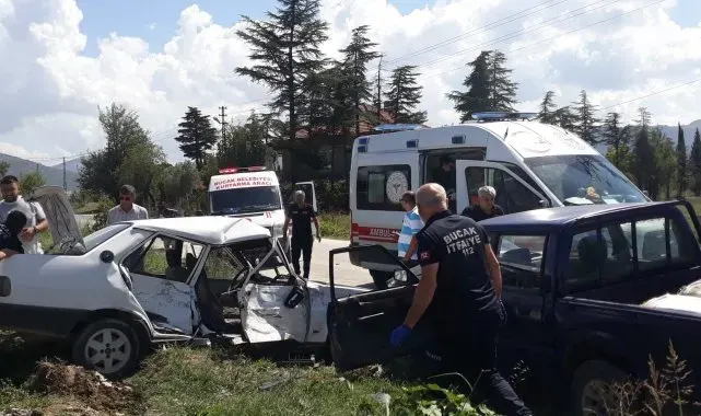 Burdur'da kamyonet ile çarpışan Fiat Tofaş hurdaya döndü: 1'i ağır 3 yaralı