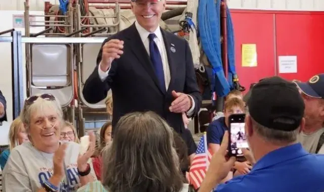 Biden, "Trump 2024" şapkasını taktı