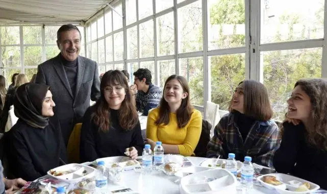 Tepebaşı gençlerin yanında