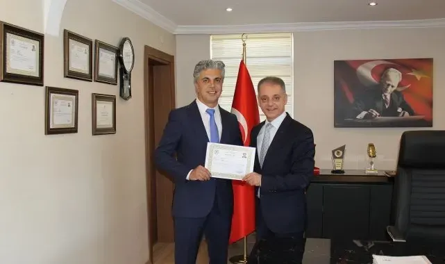 Vali Aydoğdu'dan Başhekim Kuyrukluyıldız'a başarı belgesi