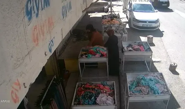 Mağazadaki elbise hırsızlığı kameraya yansıdı