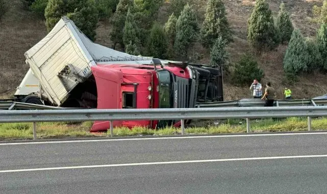 Kolonya yüklü tır devrildi, otoyol trafiğe kapandı