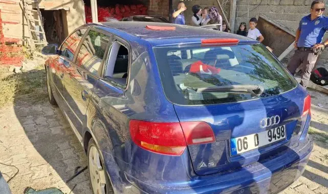 Otomobilde mahsur kalan bebeği itfaiye ekipleri kurtardı