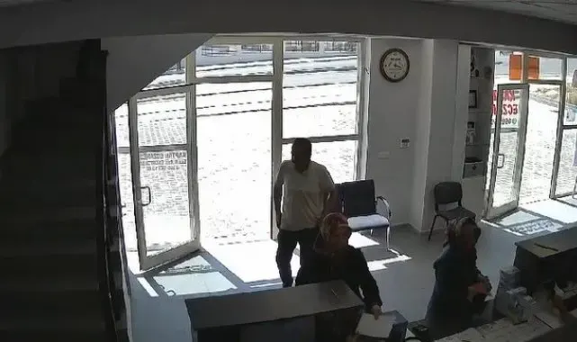Beraber ilaç almaya gittiği eşini defalarca bıçakladı, o anlar kameraya yansıdı