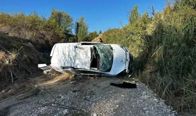 Gürün'de hafif ticari araç dereye uçtu: 2 ağır yaralı