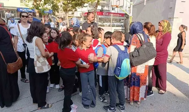 Amasya'da öğretmenleri değişen öğrenciler ve velilerinden okul bahçesinde protesto