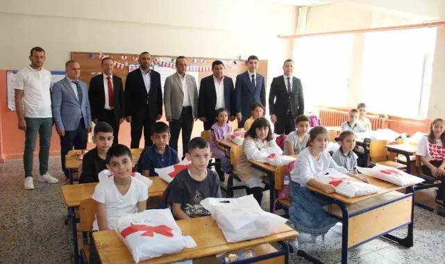 Hayırsever iş adamlarından bin 850 öğrenciye kırtasiye desteği