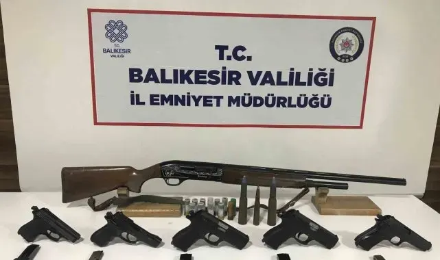 Bandırma'da çok sayıda ruhsatsız silah ele geçirildi