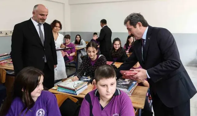 Vali Tavlı, öğrencilerin ders kitaplarının dağıttı