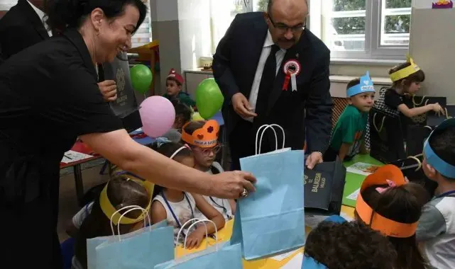 İlk derste miniklere hediyeler Balıkesir Büyükşehir'den