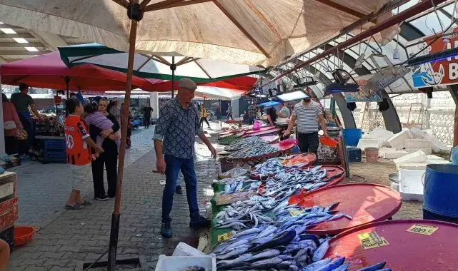 Vatandaşlar balık tezgahlarına akın etti