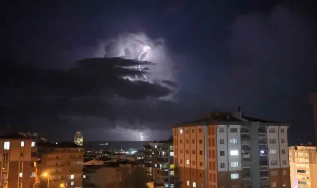Samsun'da şimşekler gökyüzünü aydınlattı